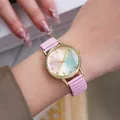 Detail van roze gradiënt horloge met gouden kast en regenboog wijzerplaat om de pols - Roze
