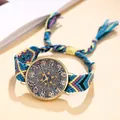 Detailansicht des gewebten Boho-Armbands und der farbigen Quasten der Ethno-Uhr - Stil F