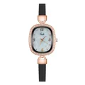 Detalle del reloj de cuarzo ovalado oro rosa con bisel de cristal y correa de cuero - Concha Diamante Negro