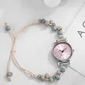 Detalle de reloj con cuentas, esfera rosa y correa tejida a mano para mujer - Rosa