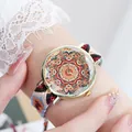 Detailopname van Bohemian kwartshorloge met mandala-wijzerplaat en kleurrijke geweven band - Stijl N