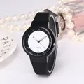 Reloj de cuarzo de silicona negra en plato blanco con elegantes perlas y perfume - Negro