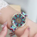 Detail van de geweven stoffen band en mandala-wijzerplaat van dit vintage dameshorloge - Stijl M