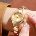 Detailopname van gouden kwartshorloge met geometrische kast en strass-tijdaanduiding - Gouden Wijzerplaat Gouden Kast