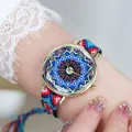Nahaufnahme der Boho-Uhr mit Mandala-Zifferblatt und buntem geflochtenem Baumwollband - Stil L