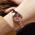 Detail van roségoud kwartshorloge met geometrische kast en kristallen indexen om de pols - Koffie Goud