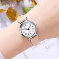 Primer plano del reloj de cuarzo plateado con números romanos y correa de cuero beige - Estilo Números Romanos Caqui (PD718)