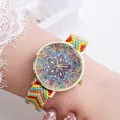 Makroansicht einer Boho-Mandala-Uhr mit buntem, handgefertigtem Webarmband für Damen - Stil J