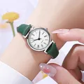 Primer plano de un reloj de cuarzo minimalista para mujer con correa de cuero verde - Estilo Números Romanos Verde (PD718)