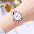 Primer plano de reloj de cuero rosa con esfera romana usado en la muñeca con flores - Estilo Números Romanos Rosa (PD718)