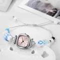 Detail einer quadratischen silbernen Uhr mit rosa Zifferblatt und bunten Keramikperlen - Rosa