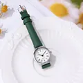 Primer plano de reloj retro plateado con correa de cuero verde y esfera con números romanos - PD718 Verde Romano