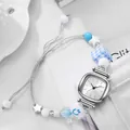 Detail der Keramik-Perlen-Uhr mit gewebtem Armband und quadratischem Silbergehäuse - Weiß