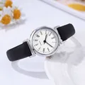 Detalle de esfera de reloj de cuarzo blanco con números romanos y correa de cuero - Estilo Números Romanos Negro (PD718)
