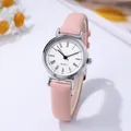 Primer plano de reloj de cuarzo para mujer con correa de cuero rosa y números romanos - PD718 Rosa Romano