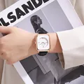 Primer plano de reloj cuadrado para mujer en oro rosa con correa de cuero negro y esfera blanca - Esfera Blanca Correa Negra