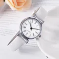 Detalle de reloj de cuarzo en cuero blanco con números romanos y caja plateada - Estilo Números Romanos Blanco (PD718)