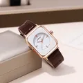 Primer plano de reloj de cuarzo cuadrado para mujer con caja de oro rosa y correa marrón - Esfera Blanca Correa Burdeos
