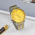 Detailaufnahme einer Herren Quarzuhr mit goldenem Zifferblatt und zweifarbigem Stahlband - Goldenes Zifferblatt