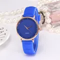 Gros plan détaillé du cadran bleu de montre quartz avec boîtier or rose et bracelet silicone - Bleu saphir