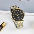 Detailansicht einer Herrenuhr mit schwarzem Zifferblatt und zweifarbigem Metallarmband - Schwarzes Zifferblatt