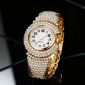 Macro di un orologio al quarzo dorato da donna con pavé di cristalli e quadrante bianco - Orologio Singolo Oro