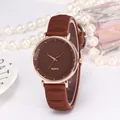 Detail van roségouden horloge met bruine siliconen band en parelmoer accessoires - Bruin