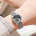 Primer plano de un reloj plateado con bisel de diamantes y esfera gris con efecto solar - Negro