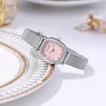 Detail einer quadratischen silbernen Netzuhr mit rosa Zifferblatt und Diamantmarkierungen - Rosa