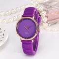 Vue détaillée d'une montre femme en silicone violet avec boîtier or rose et décors - Violet