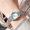 Reloj de mujer plateado con esfera azul claro y bisel de pedrería brillante - Azul claro