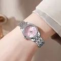 Primer plano de un reloj plateado para mujer con esfera rosa y bisel de cristales brillantes - Rosa