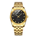 Detalle macro de un reloj de hombre dorado con esfera negra e índices de cristal - Negro de Hombre