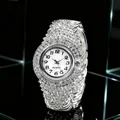 Dettaglio dell'orologio al quarzo argento con pavé di diamanti e numeri arabi - Orologio Singolo Argento