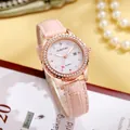 Detalle de reloj oro rosa con correa de cuero rosa, bisel de diamantes y segundero de corazón - Rosa