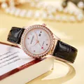 Primer plano del reloj de mujer en oro rosa con bisel de pedrería y correa de cuero negro - Negro