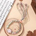 Detailopname van bohemien horloge met strassteentjes en kleurrijke gevlochten armband - Roze