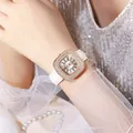 Détail d'une montre carrée en or rose avec lunette en cristal et bracelet en cuir blanc - Boîtier en Or Blanc