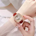 Gros plan d'une montre carrée pour femme avec lunette sertie et bracelet en cuir rouge - Boîtier en Or Rouge