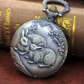Detail der Vintage-Taschenuhrhülle mit Hasenrelief und antikem Silberfinish - Kaninchen