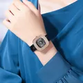 Primer plano de reloj cuadrado de oro rosa con bisel de cristal y correa negra elegante - Negro y Dorado