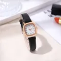 Vista dettagliata dell'elegante orologio quadrato in oro rosa con cinturino nero - Nero