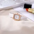 Primo piano dell'elegante orologio da donna quadrato con cinturino bianco e cassa oro rosa - Bianco