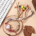 Detail van hartvormig horloge met strass en bohemien gekleurde gevlochten kralenband - Wit