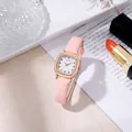 Orologio al quarzo con cinturino in pelle rosa e cassa quadrata oro rosa su sfondo lifestyle - Rosa