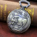 Nahaufnahme einer Vintage-Taschenuhr aus Bronze mit 3D-Zodiac-Ochsen-Gravur - Kuh