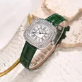 Détail d'une montre à quartz carrée avec lunette en strass et bracelet en cuir vert sur pierre - Boîtier Argent Cadran Vert