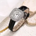Vue détaillée d'une montre carrée argentée avec strass et bracelet en cuir noir façon croco - Boîtier Argent Noir