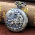 Detailansicht der Vintage-Bronze-Taschenuhr mit geprägtem 3D-Tiger-Design auf dem Deckel - Tiger