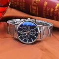 Detailaufnahme einer Herren-Quarz-Chronographenuhr mit blauem Zifferblatt und Stahlarmband - Schwarz